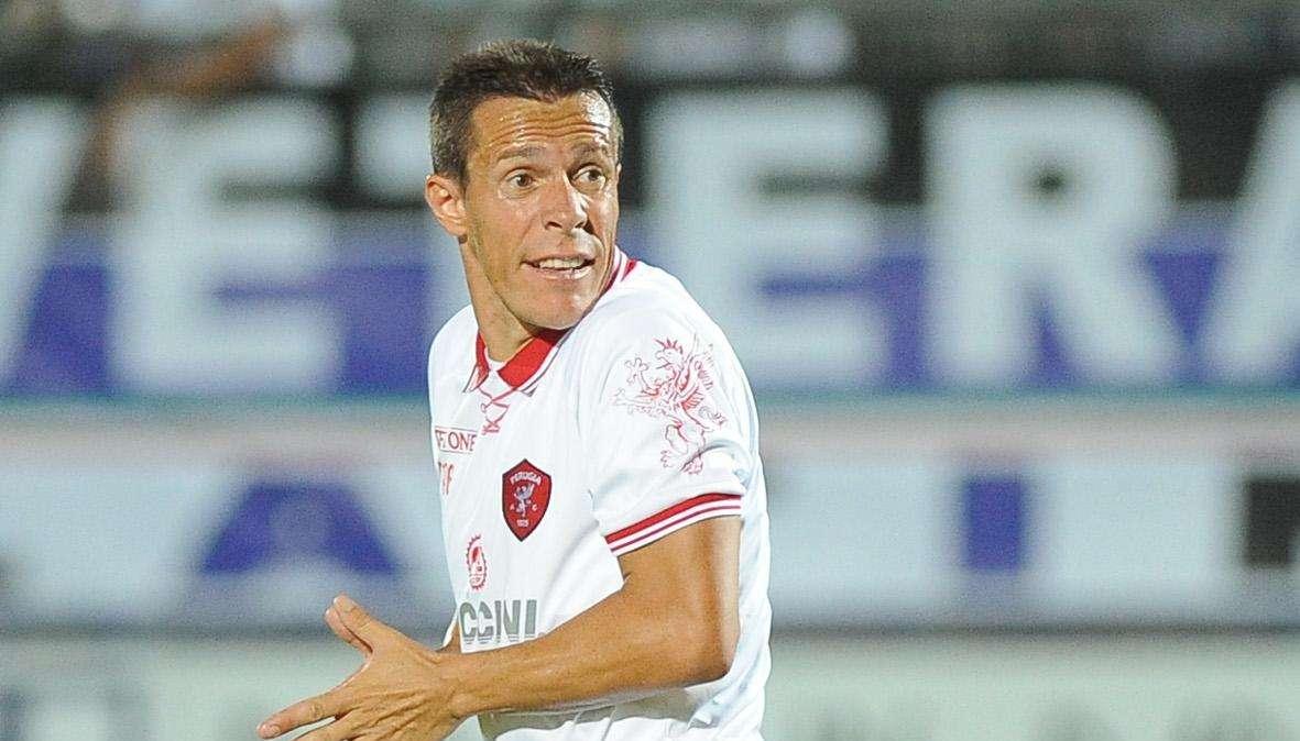 Perugia, Taddei colpisce una tifosa con una pallonata e le ragala la maglia per scusarsi