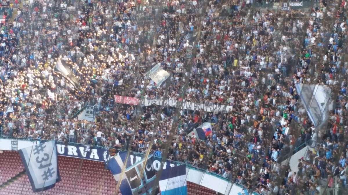 Striscione al San Paolo: "Ai posteri l'ardua sentenza...". FOTO!
