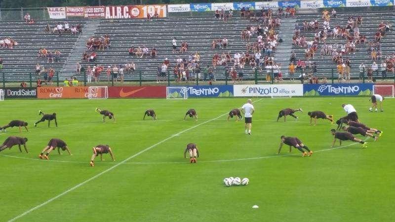 PINZOLO - Lavoro tecnico e di allungamento nella prima seduta. Parte dell'allenamento in gruppo per Strootman. FOTO!