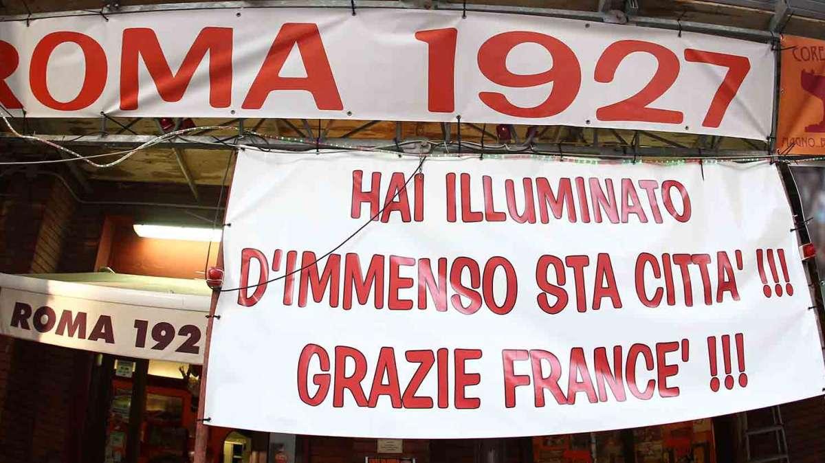 Striscioni per Totti: "Hai illuminato d'immenso questa città". FOTO!
