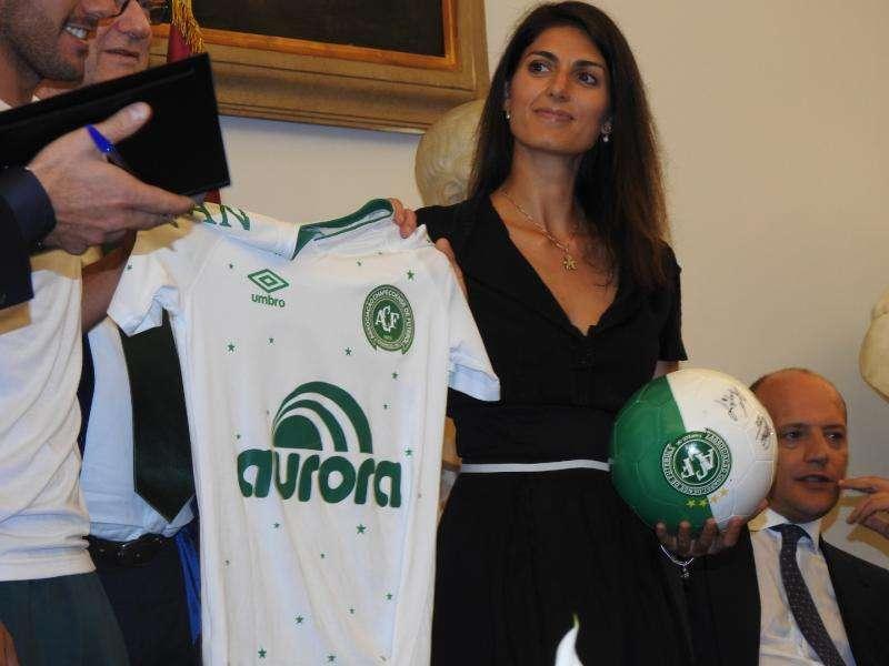 Virginia Raggi accanto a Francesco Totti con la maglia della Chapecoense. FOTO!