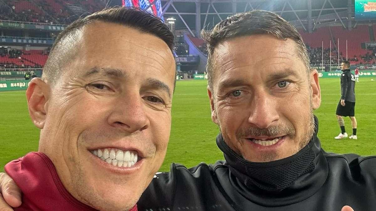 Taddei e Totti in campo insieme: "Un po' di storia del calcio mondiale"