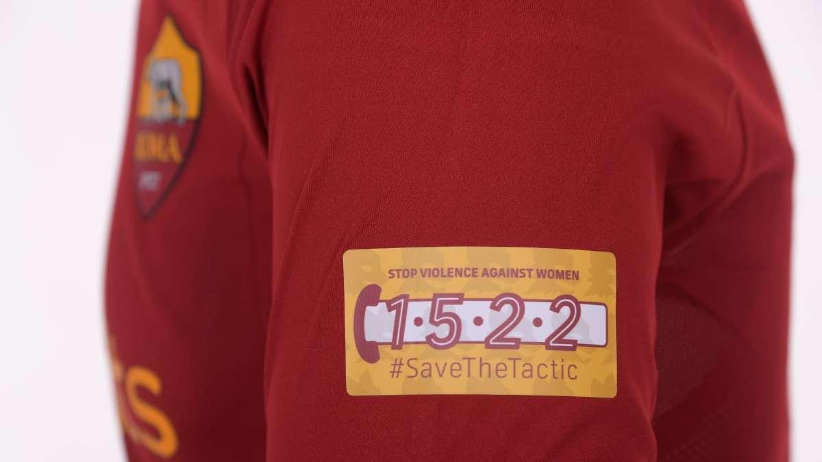 Roma-Zorya, i giallorossi scendono in campo contro la violenza sulle donne. FOTO!