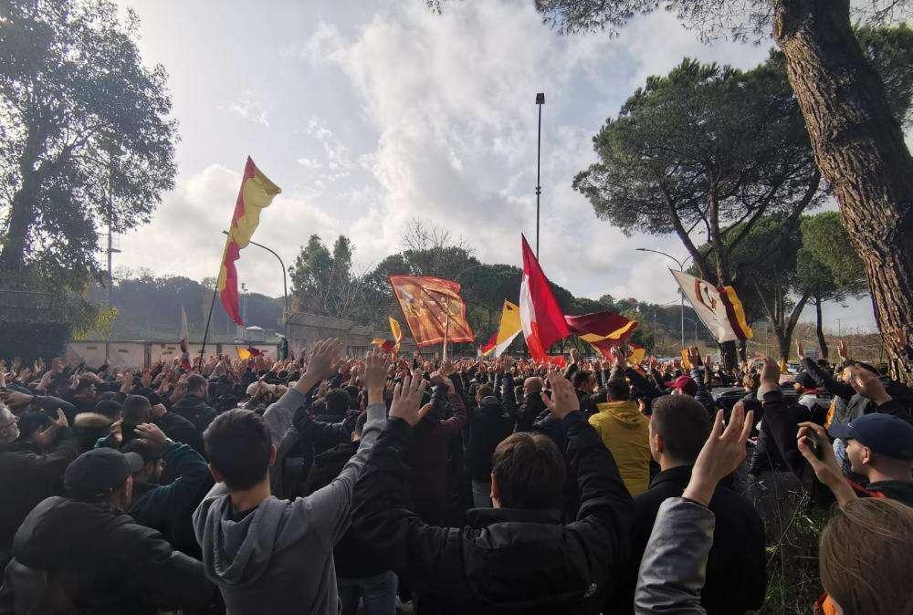 LA VOCE DELLA SERA - Fonseca: "Vedremo un Kluivert diverso, arriverà un calciatore dal mercato". Tornano a disposizione Pastore e Perotti. Tifosi a Trigoria per caricare la squadra