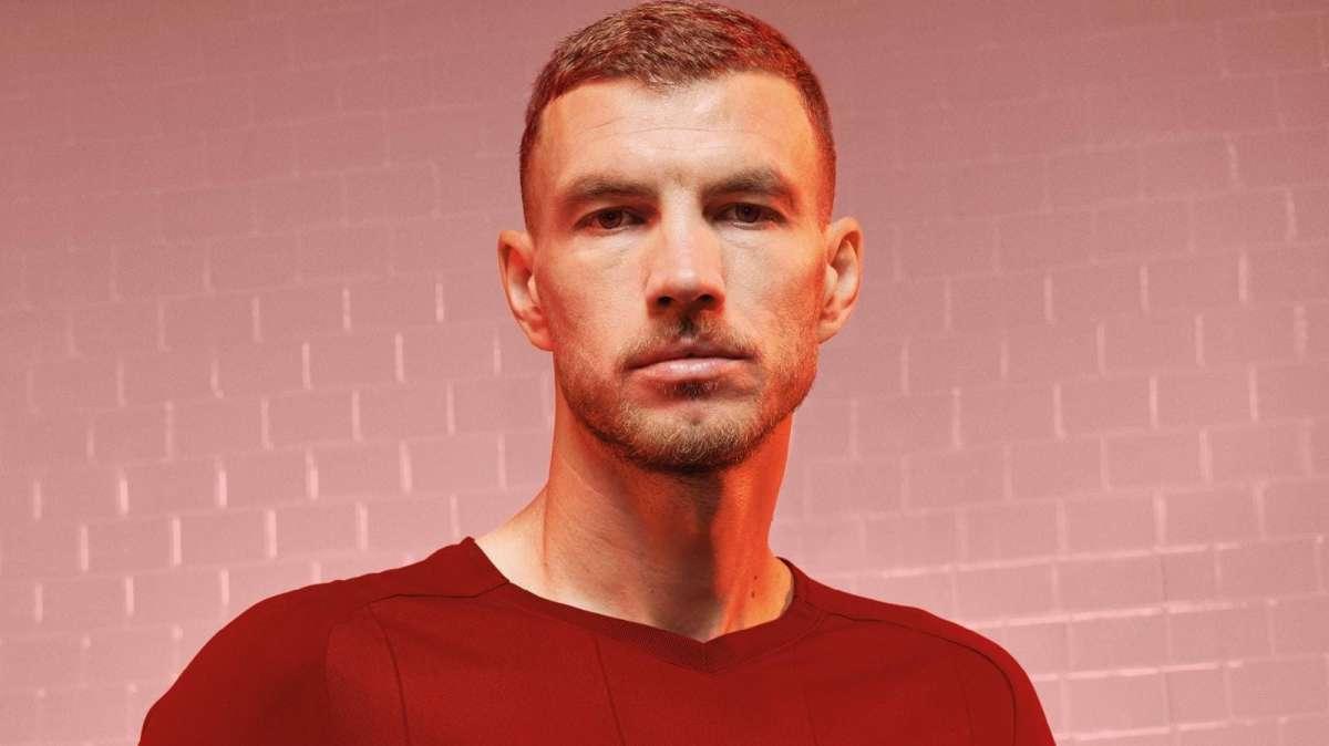 Dzeko posa con la nuova maglia: "Sempre più carico e motivato"