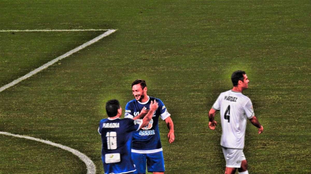 Accadde oggi - Maradona: "40 calciatori in Italia non fanno un Totti". Il Capitano vince il Golden Foot. Candela: "Sono troppo romanista per Conte in panchina"