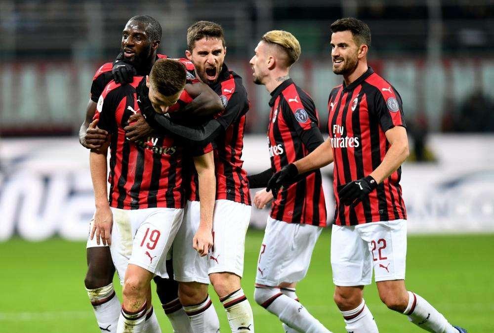 Milan, allenamento sotto la neve diviso per reparti
