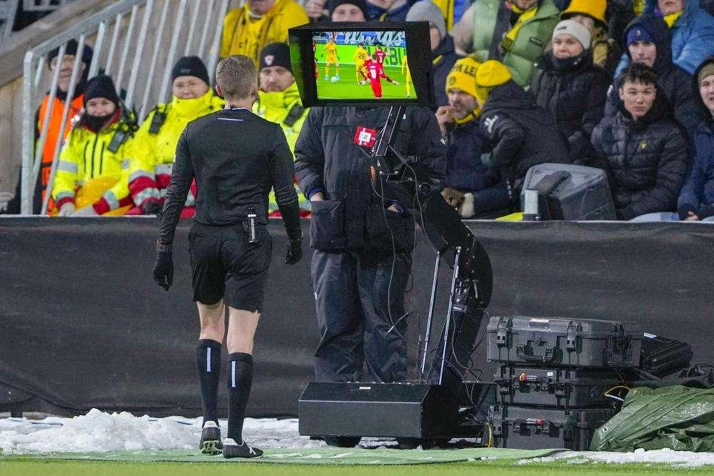Dalla prossima giornata le grafiche del VAR sui maxischermi degli stadi. Gli audio degli arbitri in Coppa Italia