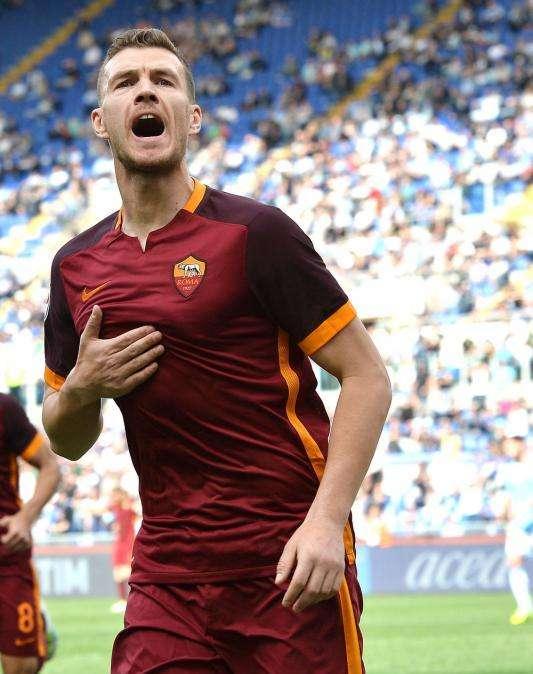 Twitter, Dzeko: "Tanti auguri Roma"