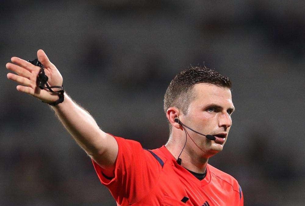 Roma-Bayer Leverkusen - La moviola: Cristante respinge di petto e non con il braccio, l'arbitro vede bene. Manca un'ammonizione a Tah