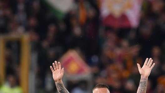 De Rossi scherza con un tifoso: "Dove gioco il prossimo anno? A calcetto con te"