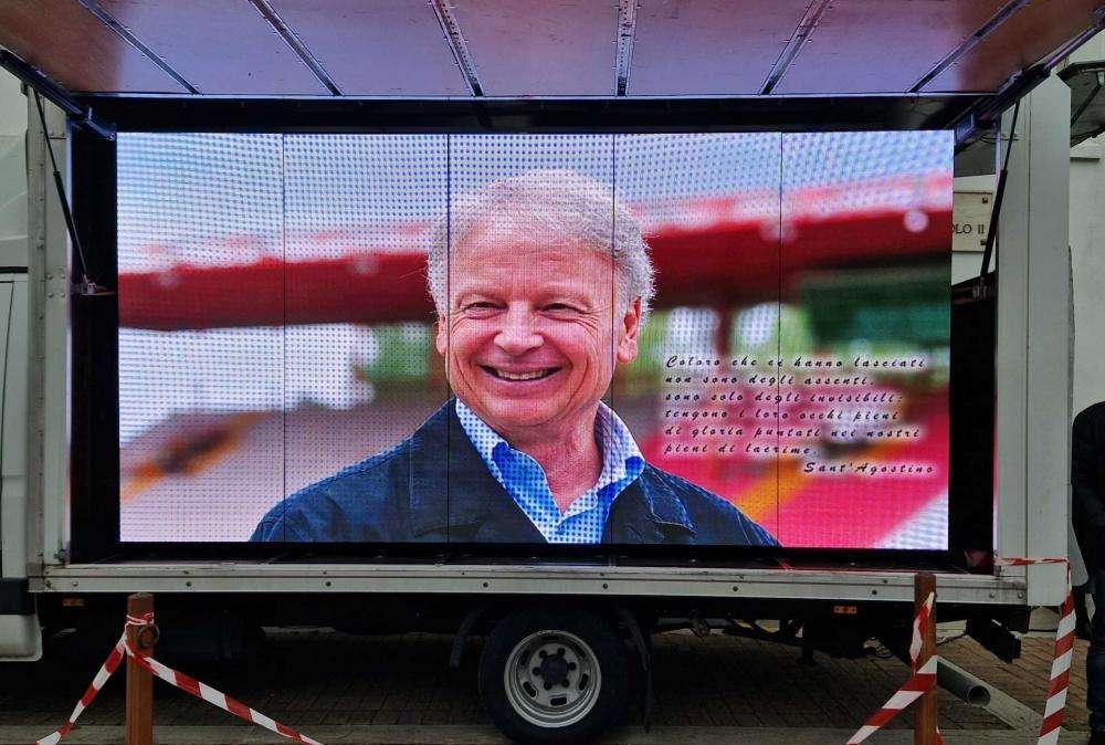 Maglia e sciarpe del Perugia per l'addio a Ilario Castagner