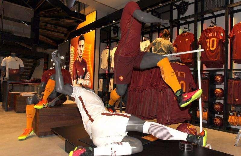 Venerdì 25 Grand Opening all'AS Roma Store di Via del Corso