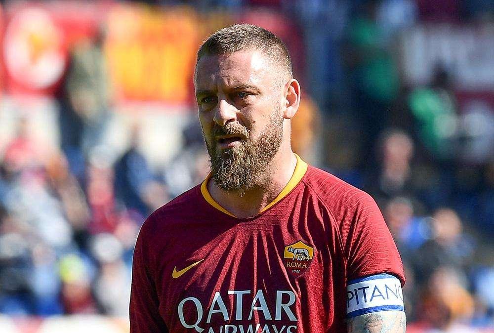 Il Napoli mostra vicinanza a De Rossi: "Forza Daniele"