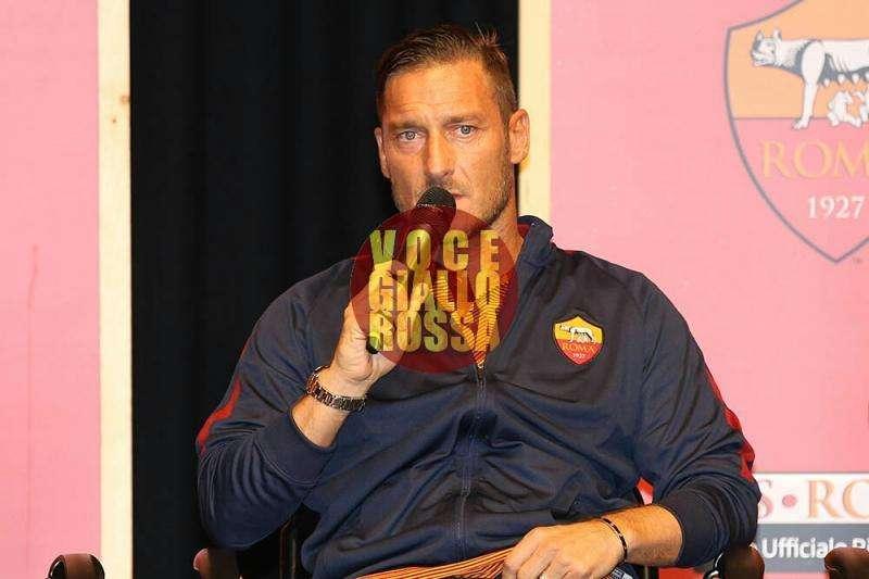 Ragazza scoppia a piangere davanti a Totti: "Sei il mio eroe"