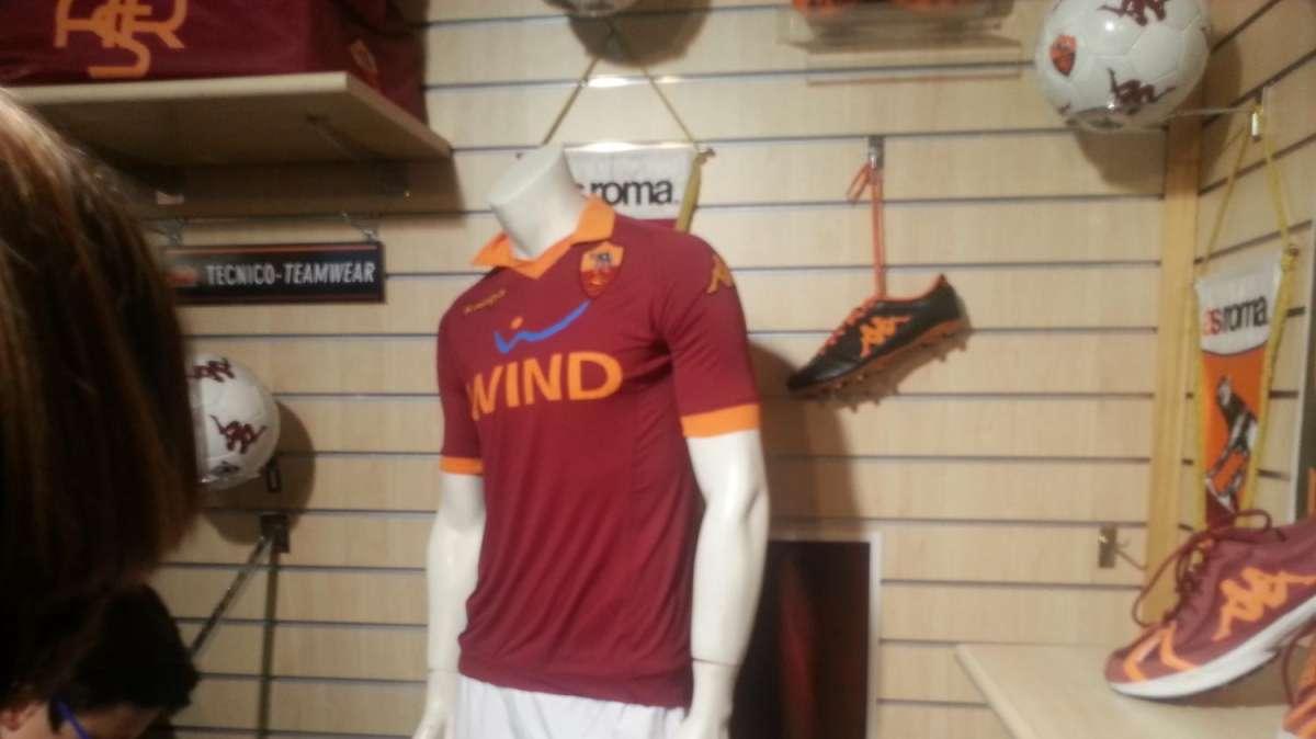 Alle 19.27 il via alle vendite delle nuove divise della Roma. Winterling soddisfatto dell'affluenza dei tifosi. Un omaggio per chi ha acquistato la maglietta. FOTO!