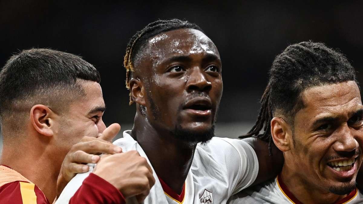 Abraham ringrazia i tifosi dopo la vittoria sull'Inter