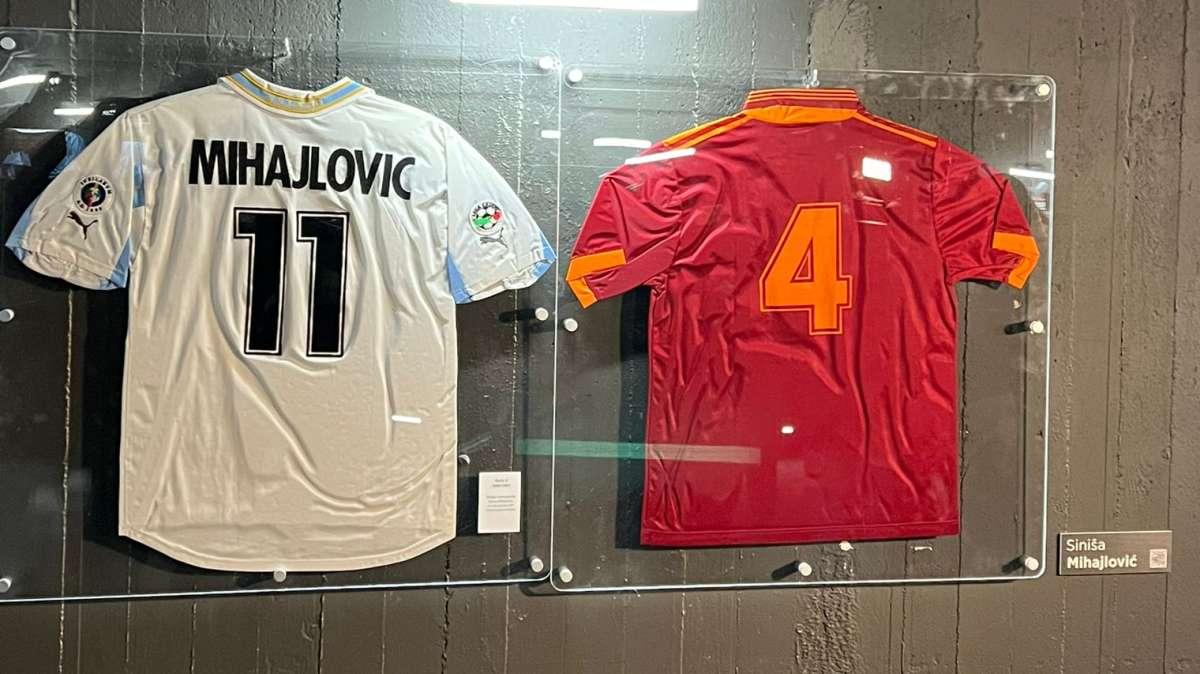 Sinisa Mihajlovic tra le leggende del Tour dello Stadio Olimpico: Roma e Lazio donano due maglie del campione. FOTO!