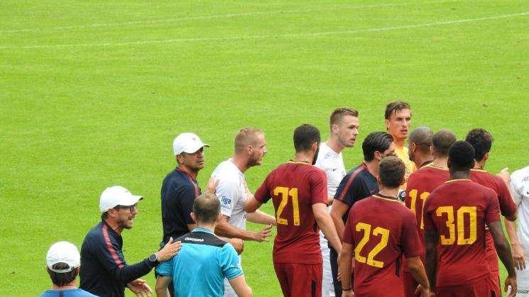 PINZOLO - La rissa tra Gerson, Navratil e Perotti durante la sfida Roma-Slovácko. FOTO!
