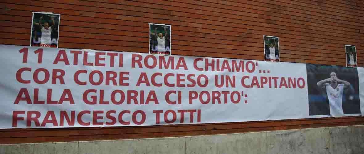 Striscione per Totti: "Cor core acceso un Capitano alla gloria ci portò". FOTO!