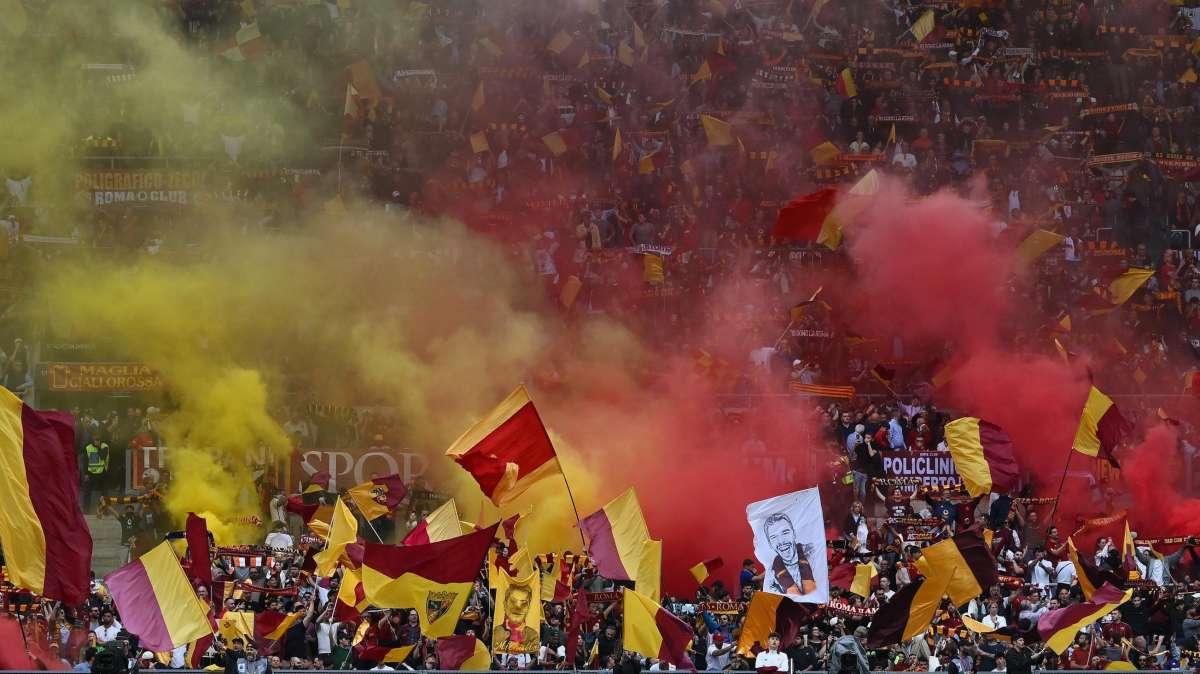 Roma-Lille - Striscioni capovolti in segno di vicinanza verso i tifosi fermati in Francia