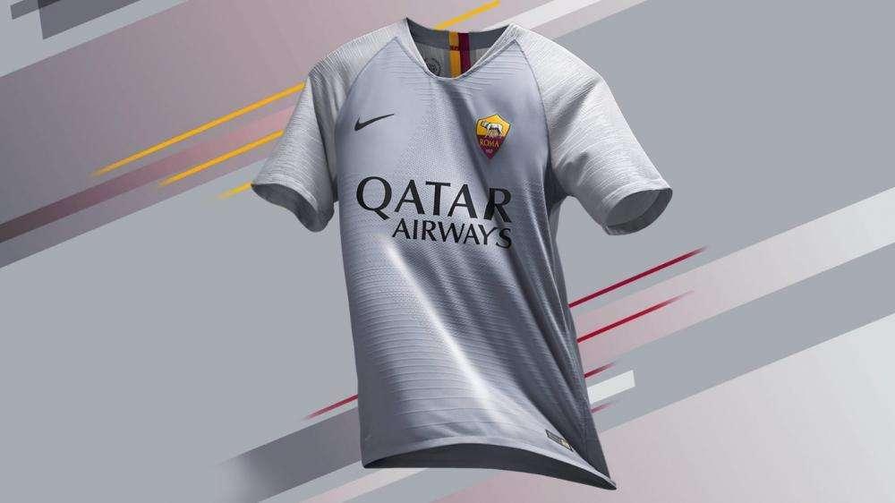 La Roma lancia la divisa away 2018/2019: colore grigio, torna il lupetto sul retro del colletto. FOTO! VIDEO!