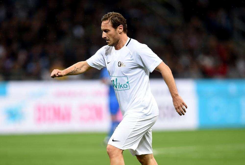 Autobiografia Totti, 12 lettori potranno incontrare l'ex capitano: ecco come partecipare al concorso