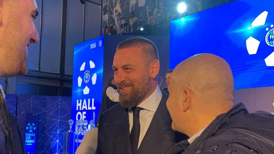 De Rossi premiato nella XII edizione della Hall of Fame del Calcio Italiano: "L'esonero fa parte del mestiere. Un giorno tornerò anche a Trigoria". FOTO!