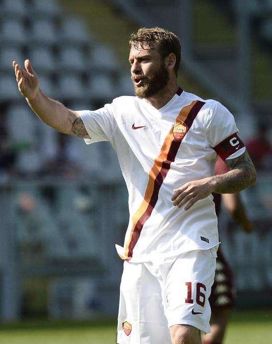 Instagram Roma Radio - I tifosi indonesiani acclamano De Rossi. VIDEO!