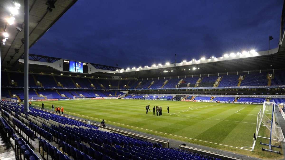 Tottenham, Chiriches in tribuna contro il QPR: problemi fisici per il rumeno