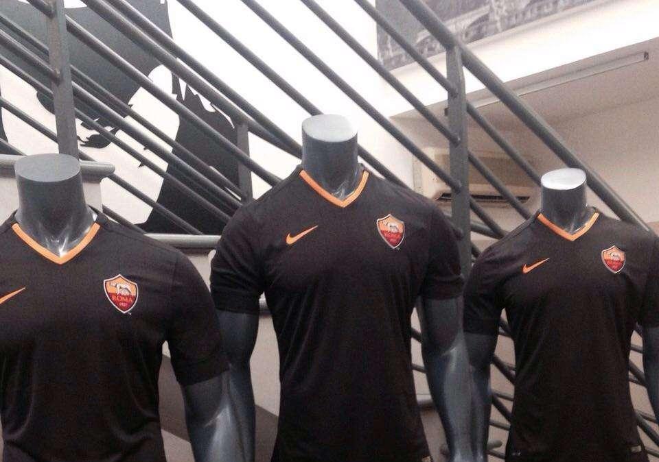 Stasera Roma in campo con la maglia nera