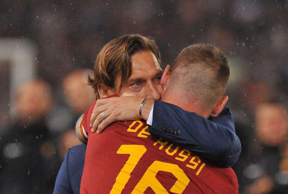 Totti sul rinnovo di De Rossi: "Vai mister! Siamo tutti con te"