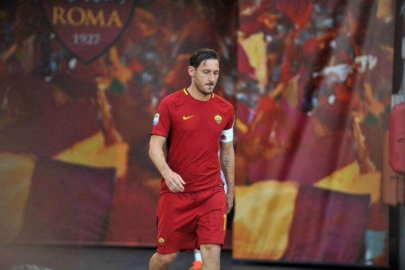Twitter, Totti immortalato con le campionesse d'Europa del Lione. FOTO!