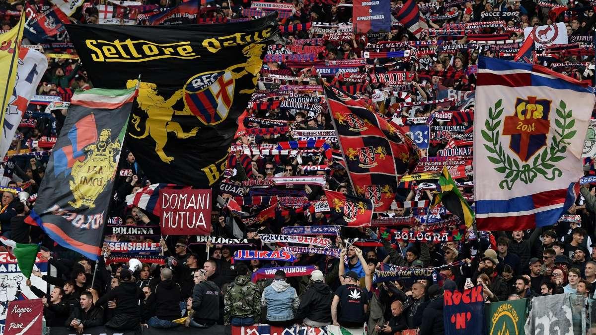 Roma-Bologna 1-3, i giocatori vanno verso la Sud e applaudono i tifosi: cori di sostegno verso la squadra