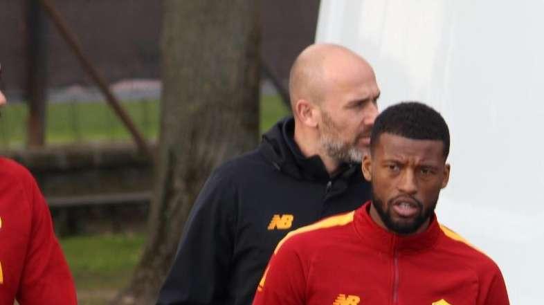 Wijnaldum con la maglia della Roma mentre tiene in braccio il figlio. VIDEO!