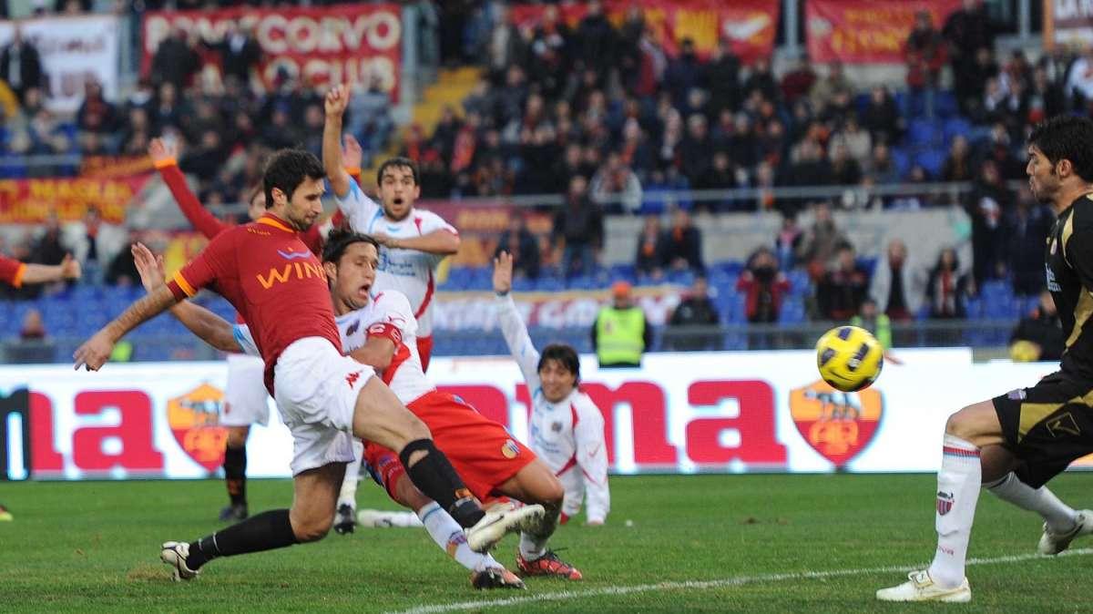 Entra Vucinic, si torna al rombo e la Roma vince