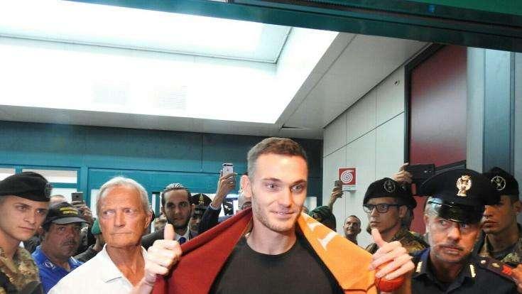 FIUMICINO - Vermaelen lascia l'aeroporto, un centinaio i tifosi presenti. Nel pomeriggio le visite mediche. FOTO! VIDEO!