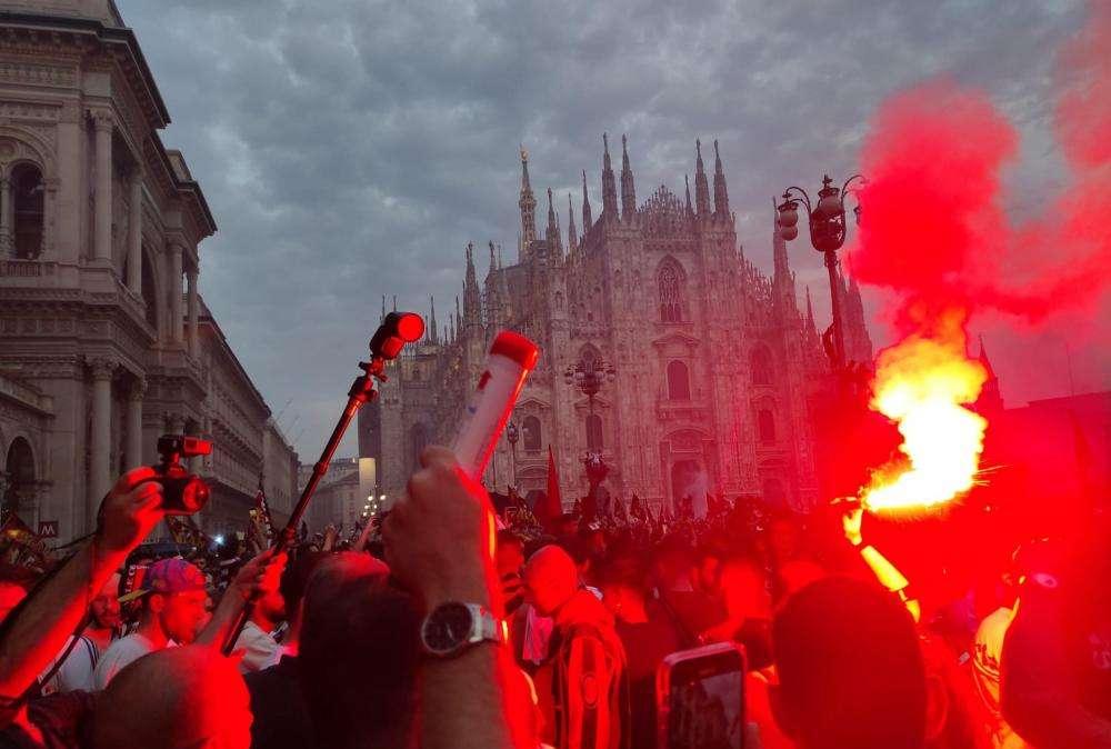 Scudetto Milan: città impazzita, 40 mila in piazza Duomo