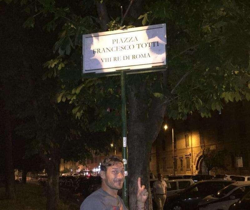 Facebook, Totti visita la piazza a lui intitolata: "Sta pure sul navigatore!". FOTO!