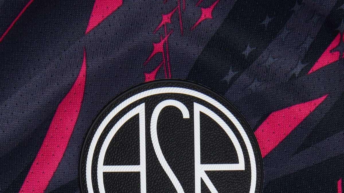 VG - Lo stemma olografico sul terzo kit non sarà presente sulla maglia ufficiale da gara, ma solo sulla versione standard. VIDEO!