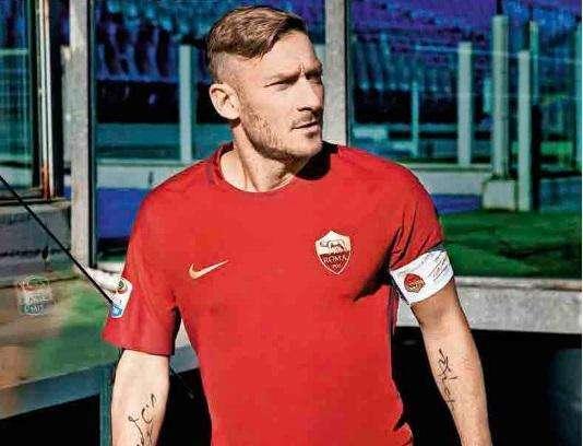 Totti indossa in anteprima la maglia del derby. FOTO!