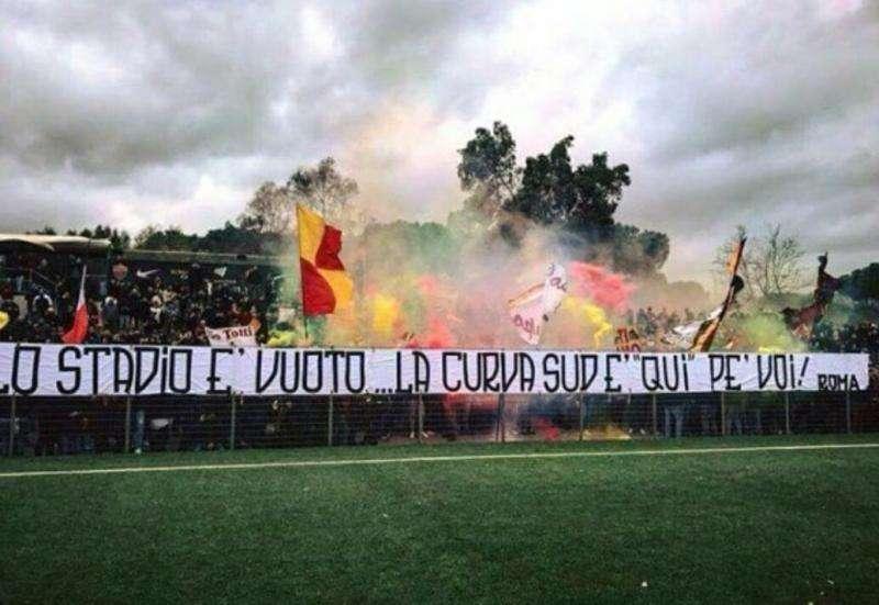 Presente uno striscione a Trigoria: "Lo stadio è vuoto. La Curva sud è qui per voi!". FOTO!