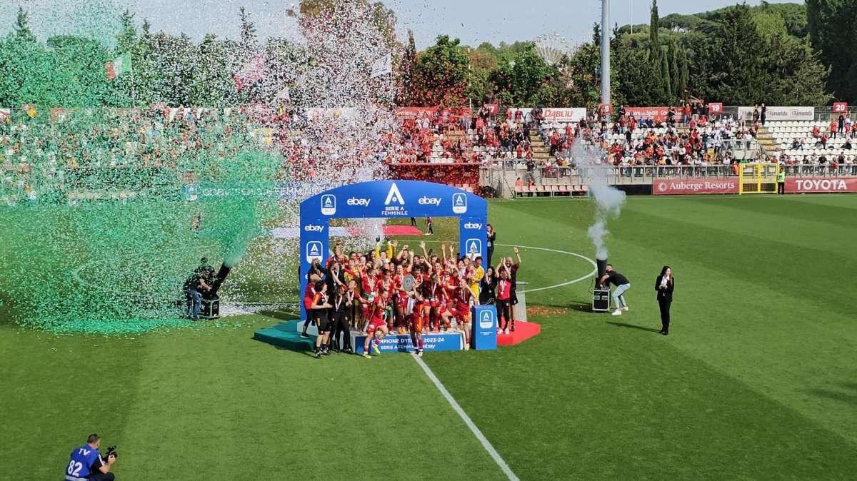 Roma Femminile, le immagini della festa scudetto al Tre Fontane. Bartoli alza in cielo il trofeo. VIDEO! FOTO!