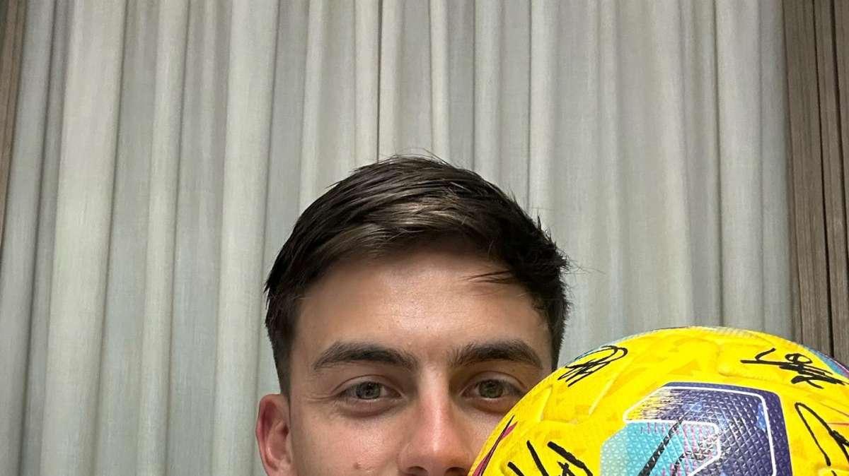 Selfie di Dybala con il pallone della tripletta: "Dedicata ai tifosi". FOTO!