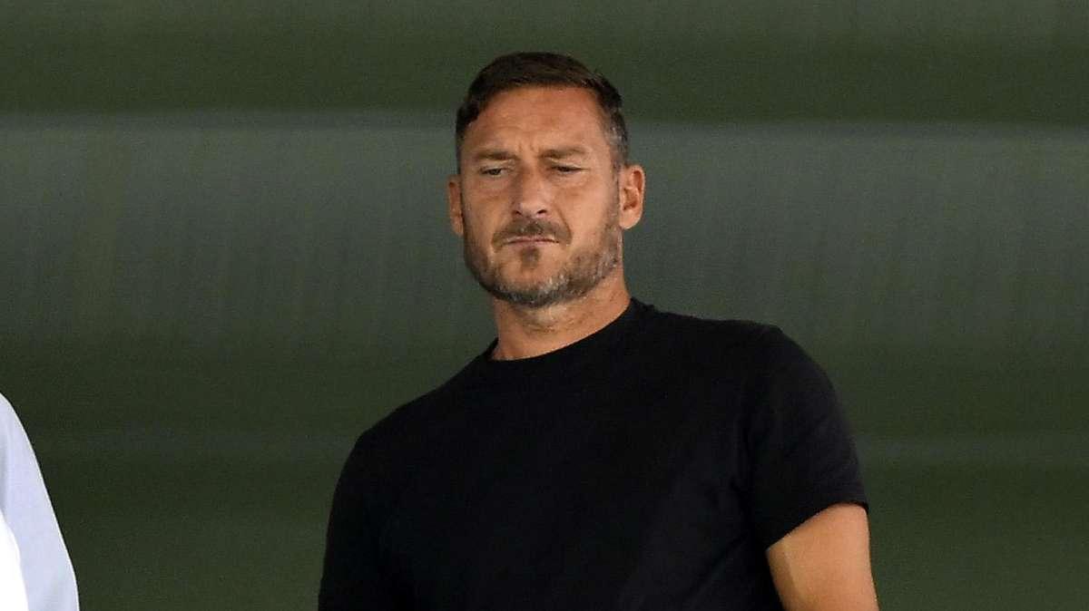 Totti: "Florentino Pérez mi ha detto che il suo unico punto debole della carriera è di non avermi portato a Madrid. Oggi il 10 è un numero come gli altri"
