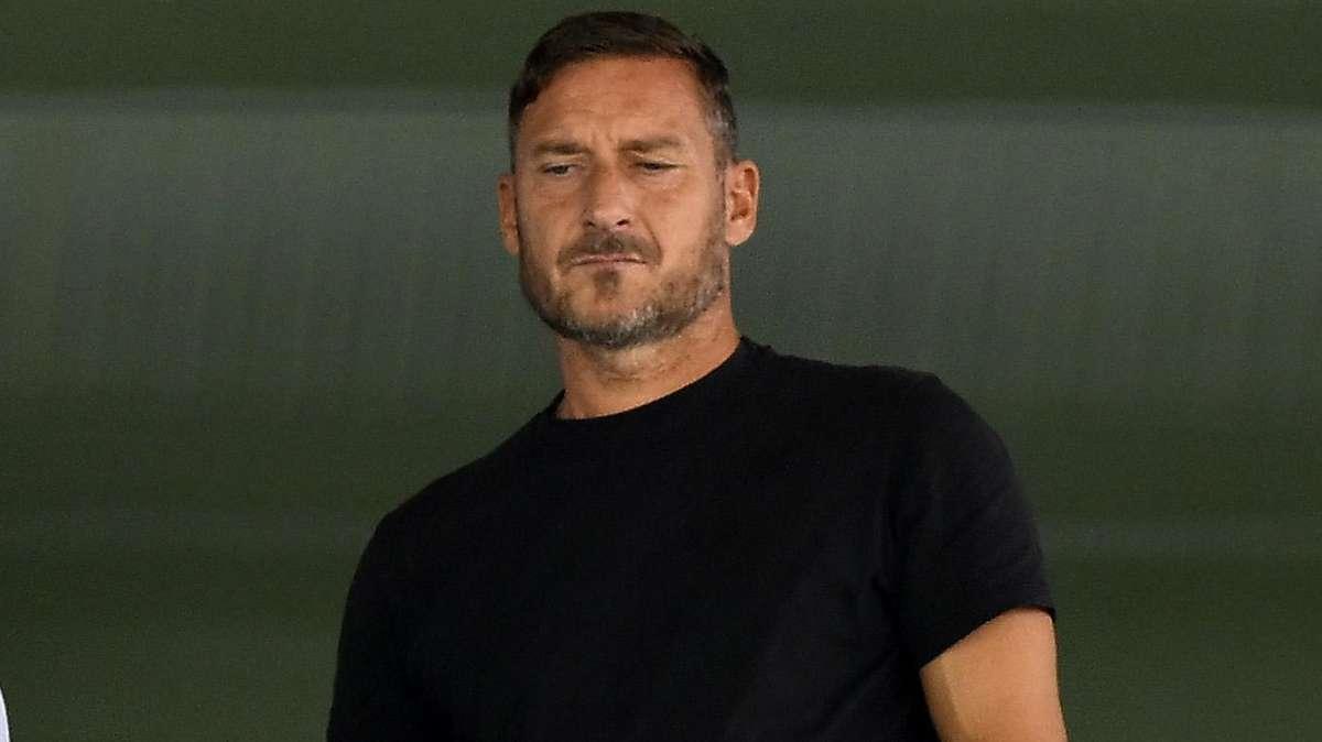 Accertamento fiscale per Totti. Guardia di Finanza a casa dell'ex capitano della Roma per la notifica