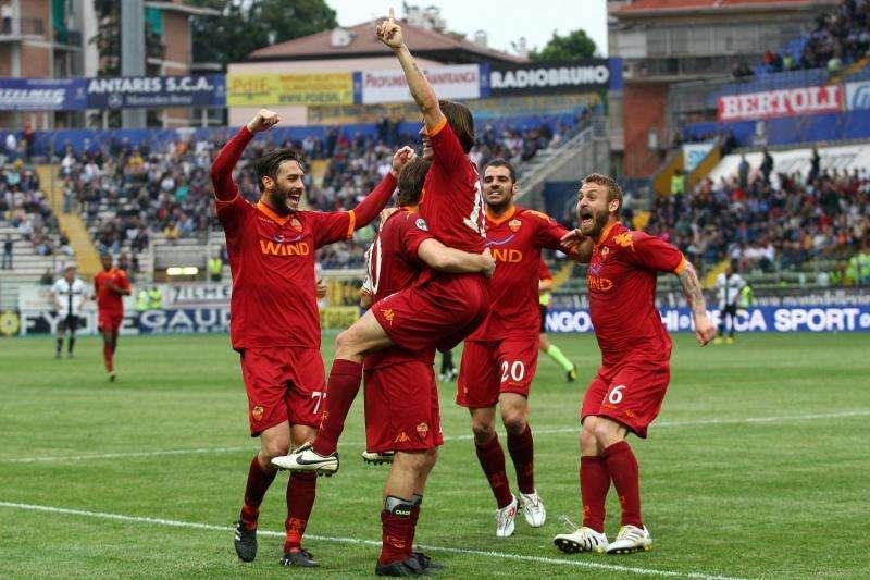 Accadde oggi - Una doppietta di Totti trascina la Roma a Bari. Roma vittoriosa a Parma e di nuovo prima