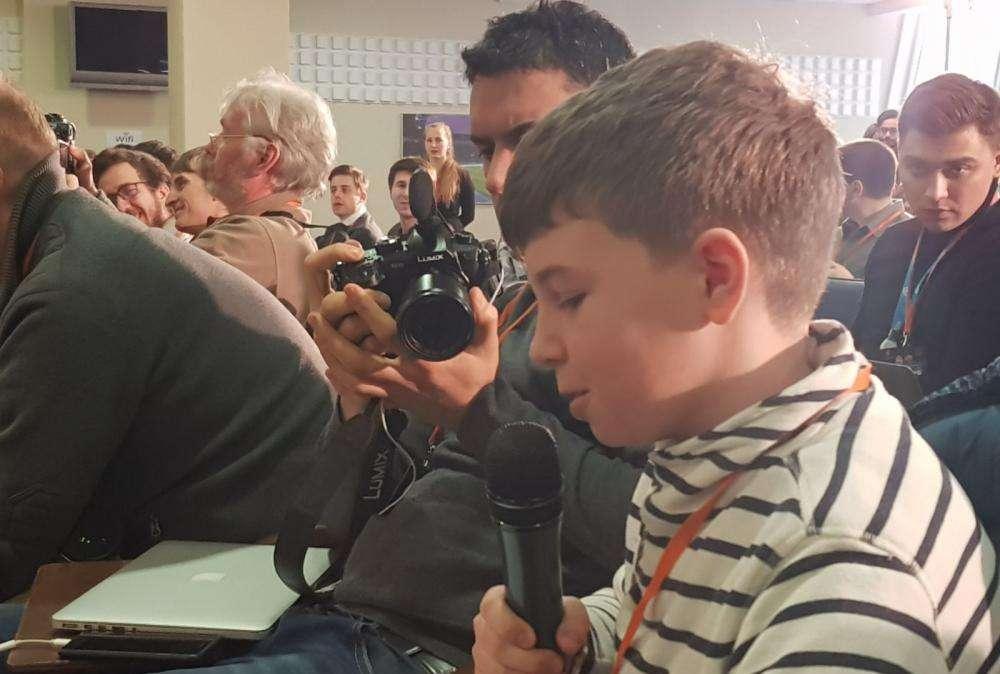 Il piccolo youtuber Michael Surzhyn alla conferenza di Di Francesco e De Rossi. FOTO! VIDEO!
