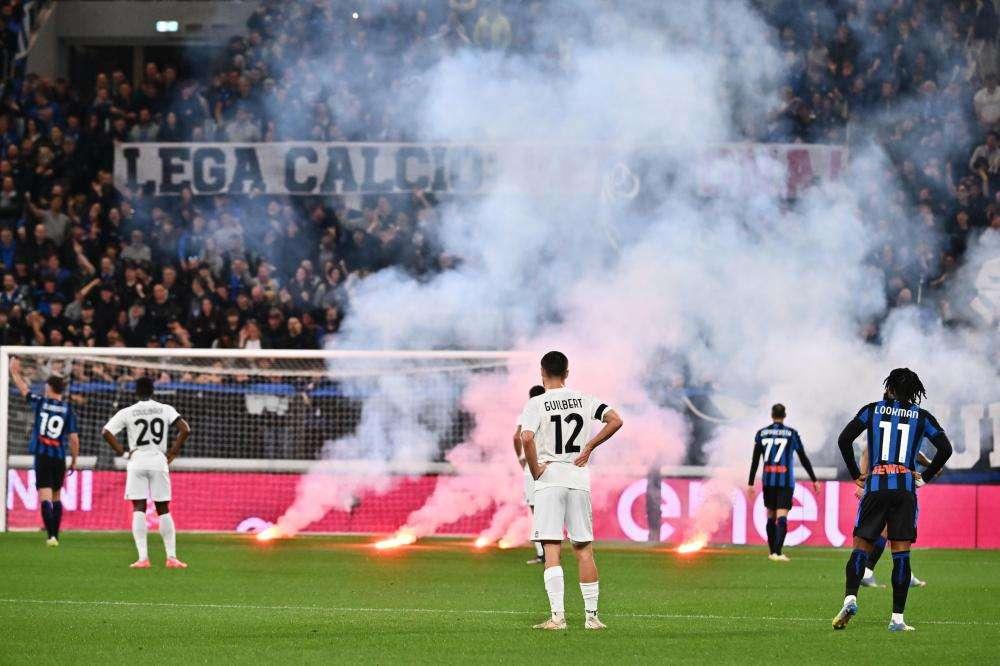 Protesta contro la Lega Serie A, lancio di fumogeni a Bergamo