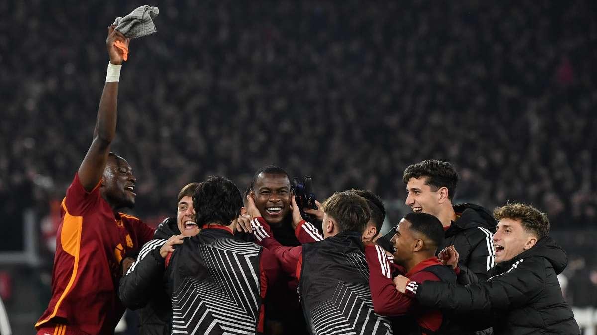 LA VOCE DELLA SERA - La Roma batte il Milan e vola in semifinale contro il Bayer Leverkusen. De Rossi: "Sono orgoglioso della squadra". I Friedkin confermano DDR per il futuro. Infortunio per Lukaku
